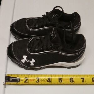 Kids size 10 under armour baseball cleats